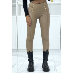 Pantalon slim taupe en simili avec boutons doré