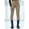 Pantalon slim taupe en simili avec boutons doré
