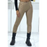 Pantalon slim taupe en simili avec boutons doré