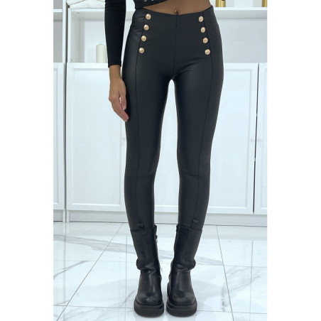 Pantalon slim noir en simili avec boutons doré