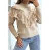 Pull  couleur taupe tout doux à col montant et volant brodé style rétro