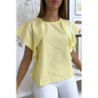 Blouse jaune à volant avec trois boutons à l'épaules