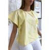 Blouse jaune à volant avec trois boutons à l'épaules