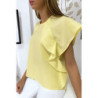 Blouse jaune à volant avec trois boutons à l'épaules