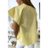 Blouse jaune à volant avec trois boutons à l'épaules