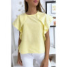 Blouse jaune à volant avec trois boutons à l'épaules