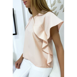 Blouse rose à volant avec trois boutons à l'épaules