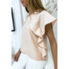 Blouse rose à volant avec trois boutons à l'épaules