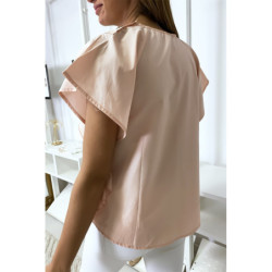 Blouse rose à volant avec trois boutons à l'épaules