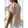Blouse rose à volant avec trois boutons à l'épaules