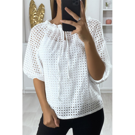 Blouse blanche manches bouffante col bateau en matière à trous