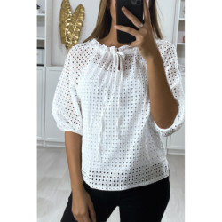 Blouse blanche manches bouffante col bateau en matière à trous