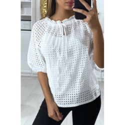 Blouse blanche manches bouffante col bateau en matière à trous
