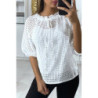 Blouse blanche manches bouffante col bateau en matière à trous