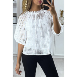 Blouse blanche manches bouffante col bateau en matière à trous