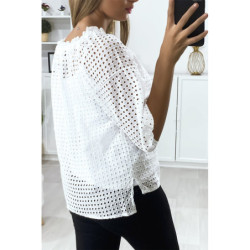 Blouse blanche manches bouffante col bateau en matière à trous
