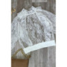 Blouse blanche en tulle et dentelle à volant col fraise