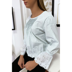 Blouse bleu plissé au buste avec volant en dentelle aux manches