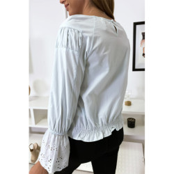 Blouse bleu plissé au buste avec volant en dentelle aux manches