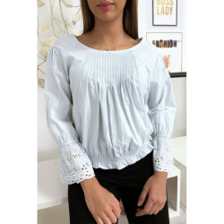 Blouse bleu plissé au buste avec volant en dentelle aux manches