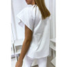 Blouse blanche à volant avec trois boutons à l'épaules